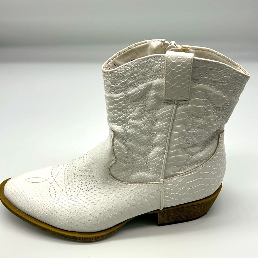 Coconuts By Matisse - Pistol White Faux Leather Snake Print Ankle Boots Size 7.5 - Picture 11 of 15